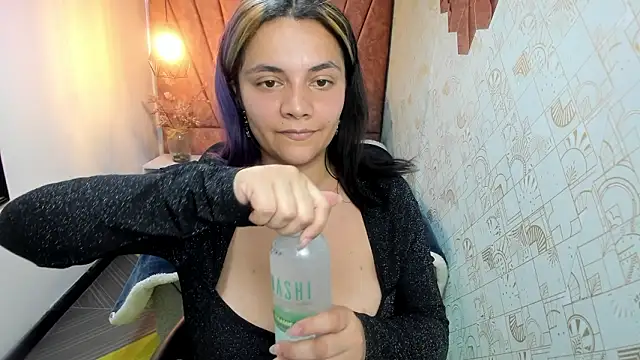 Snapshot of Kiara_Cruz__ chatting on February 18, 8:38 pm Kiara Cruz online show from February 18, 8:38 pm