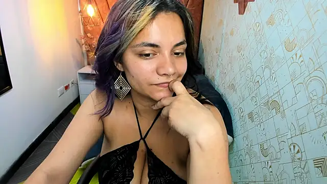 Snapshot of Kiara_Cruz__ chatting on February 21, 8:55 pm Kiara Cruz online show from February 21, 8:55 pm