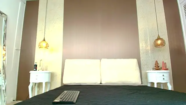 Tiifany Baker online show from November 4, 7:50 pm