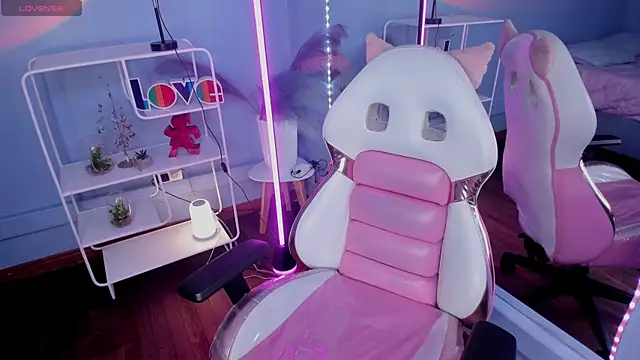 Bella  Lane online show from April 8, 8:10 pm