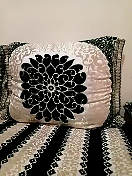 Mroma89six online show from December 3, 9:20 am