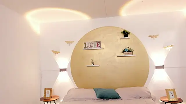 Zoe Lynch  online show from September 27, 12:00 pm