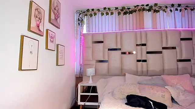 Zoey thompson online show from March 9, 7:50 pm