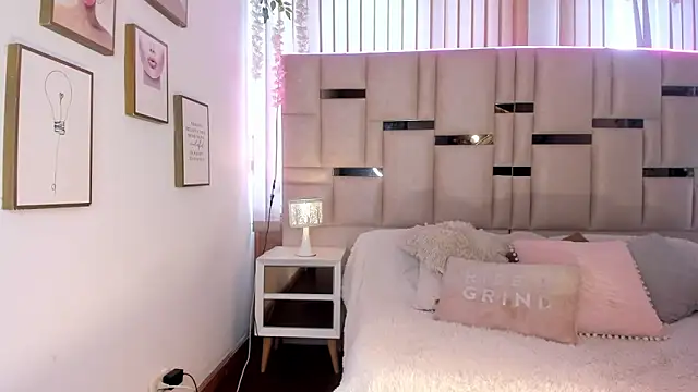 Zoey thompson online show from February 24, 7:37 pm