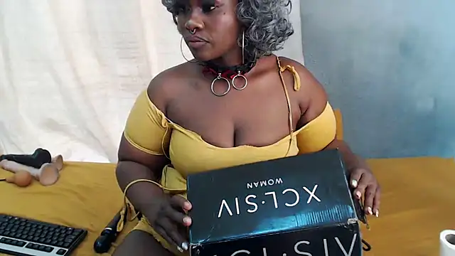 Snapshot of curvydarckcohocolate chatting on May 1, 12:10 pm curvydarckcohocolate online show from May 1, 12:10 pm