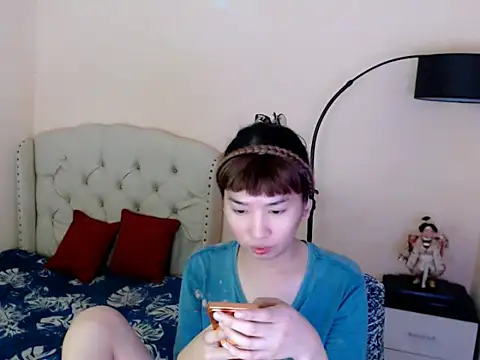 ShantalFoxxy  online show from May 6, 3:54 am