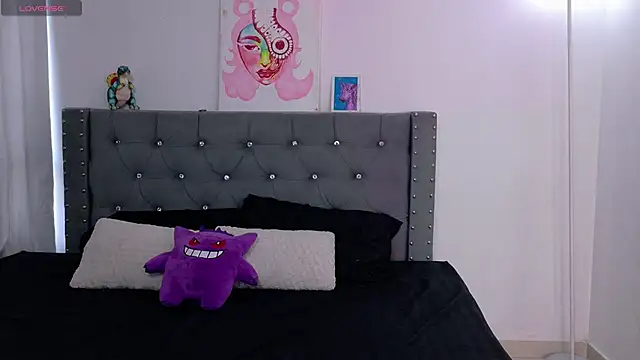 Snapshot of sara_queen10 chatting on October 29, 7:35 pm sara queen10 online show from October 29, 7:35 pm