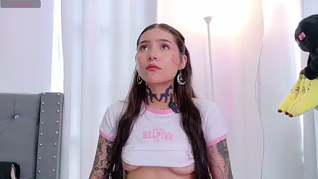 Snapshot of sara_queen10 chatting on December 2, 5:58 pm sara queen10 online show from December 2, 5:58 pm