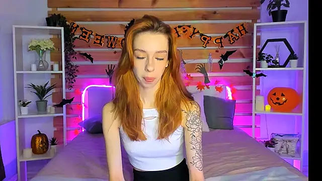 Lori Williams online show from October 28, 1:17 am