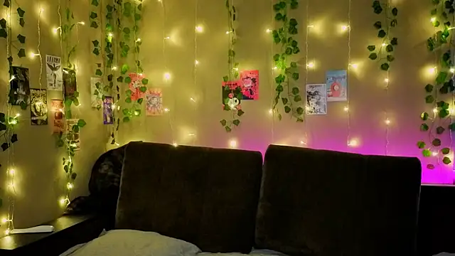 Lori Williams online show from February 19, 2:19 am