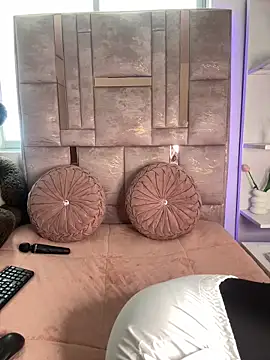 salomecute21 online show from October 11, 1:45 pm