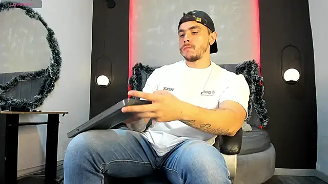 Snapshot of Liam_walk_ chatting on December 21, 7:15 pm Liam walk online show from December 21, 7:15 pm