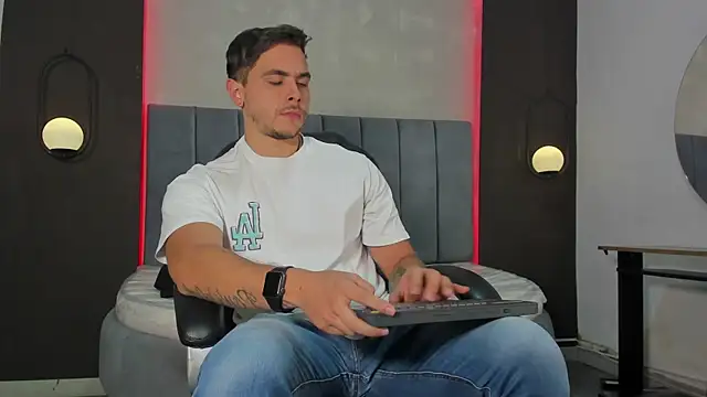 Snapshot of Liam_walk_ chatting on April 23, 7:04 pm Liam walk online show from April 23, 7:04 pm