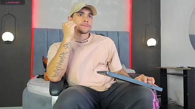 Snapshot of Liam_walk_ chatting on February 17, 9:34 pm Liam walk online show from February 17, 9:34 pm