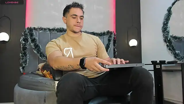 Liam walk  online show from November 29, 8:09 pm