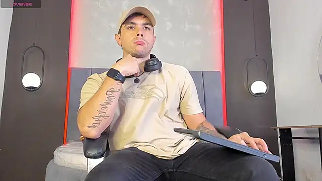 Snapshot of Liam_walk_ chatting on February 10, 7:02 pm Liam walk online show from February 10, 7:02 pm