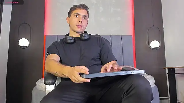 Snapshot of Liam_walk_ chatting on February 9, 8:29 pm Liam walk online show from February 9, 8:29 pm