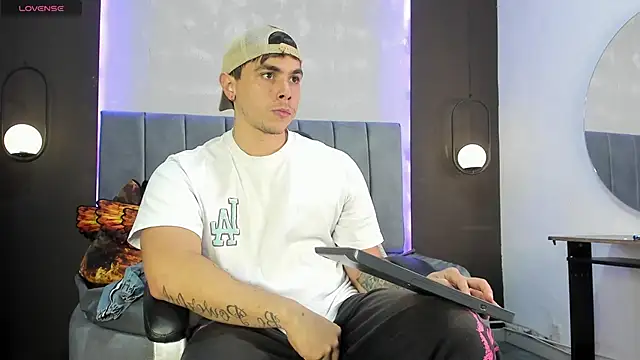 Liam walk  online show from October 28, 11:03 pm