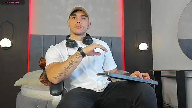 Snapshot of Liam_walk_ chatting on February 12, 9:03 pm Liam walk online show from February 12, 9:03 pm