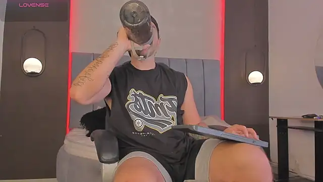 Liam walk  online show from March 18, 9:04 pm