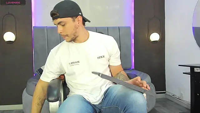 Liam walk  online show from November 14, 9:40 pm