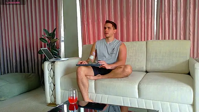 Snapshot of Liam_walk_ chatting on August 3, 6:14 pm Liam walk online show from August 3, 6:14 pm