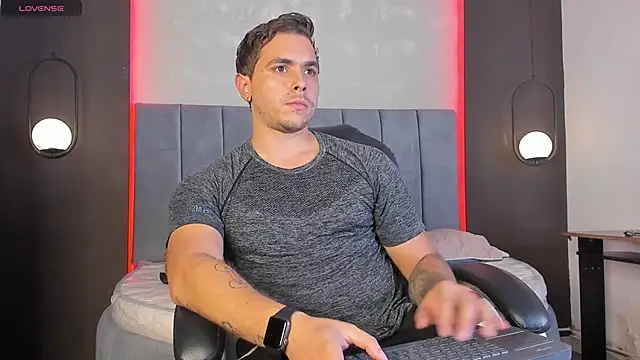 Snapshot of Liam_walk_ chatting on February 11, 8:20 pm Liam walk online show from February 11, 8:20 pm