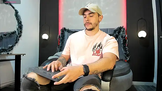 Snapshot of Liam_walk_ chatting on December 22, 9:37 pm Liam walk online show from December 22, 9:37 pm