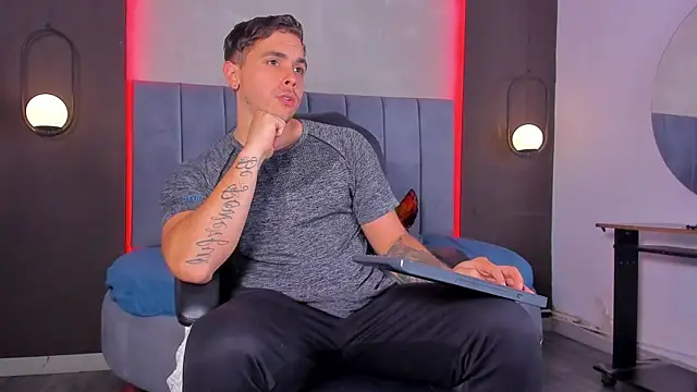 Liam walk  online show from April 17, 10:23 pm