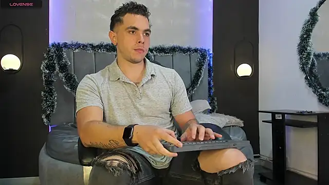 Liam walk  online show from November 24, 9:37 pm