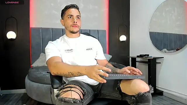 Snapshot of Liam_walk_ chatting on January 8, 8:04 pm Liam walk online show from January 8, 8:04 pm