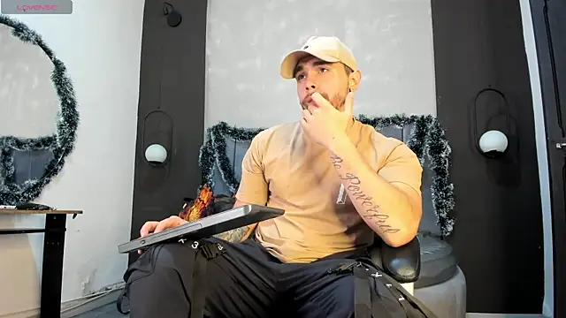 Snapshot of Liam_walk_ chatting on December 20, 10:23 pm Liam walk online show from December 20, 10:23 pm