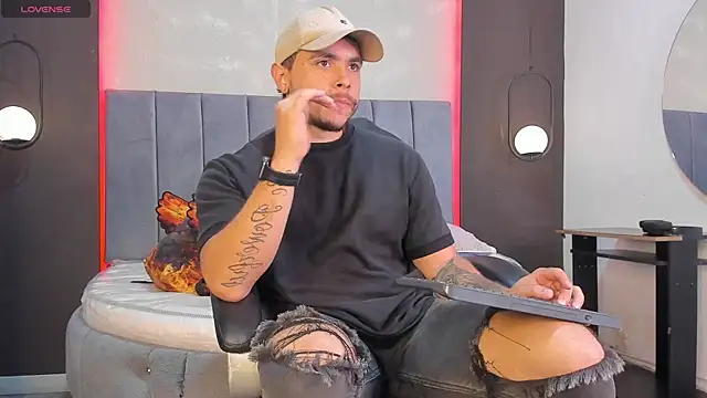 Snapshot of Liam_walk_ chatting on February 8, 11:13 pm Liam walk online show from February 8, 11:13 pm