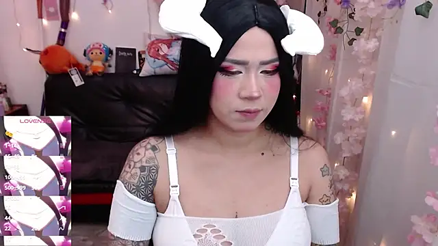 jadedelux  online show from April 13, 7:07 pm