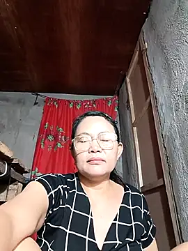 Snapshot of Everleigh_mom chatting on October 18, 10:17 am Everleigh mom online show from October 18, 10:17 am