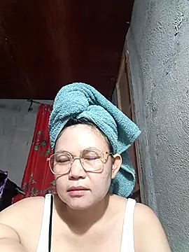 Snapshot of Everleigh_mom chatting on October 7, 2:01 am Everleigh mom online show from October 7, 2:01 am