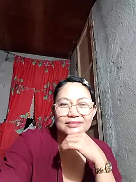 Snapshot of Everleigh_mom chatting on October 14, 8:15 am Everleigh mom online show from October 14, 8:15 am