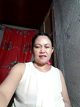 Snapshot of Everleigh_mom chatting on October 11, 4:13 am Everleigh mom online show from October 11, 4:13 am