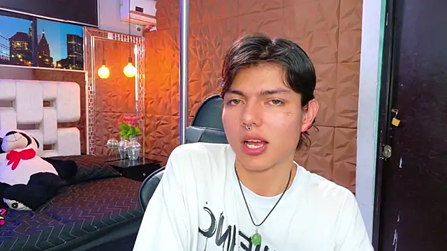 Snapshot of alandelrey57 chatting on September 18, 5:43 am alandelrey57 online show from September 18, 5:43 am