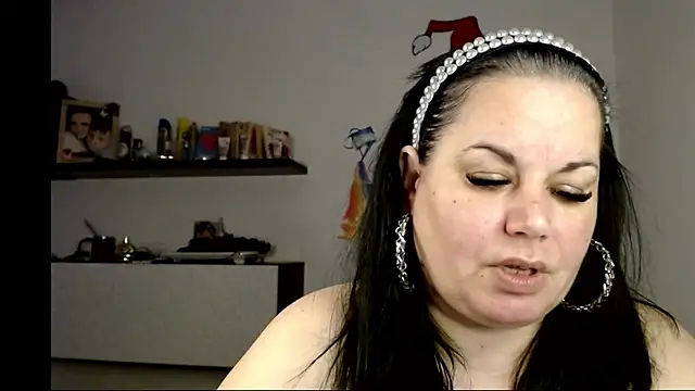 Snapshot of andreea2011 chatting on December 14, 8:09 am andreea2011 online show from December 14, 8:09 am