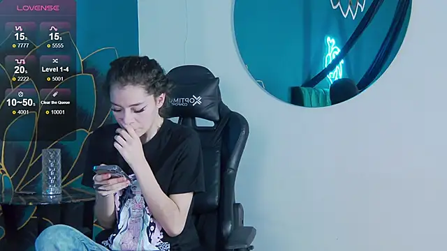 RavennMoonn online show from September 13, 7:47 pm