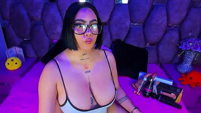 Snapshot of nikky_latin chatting on October 15, 3:49 am nikky latin online show from October 15, 3:49 am