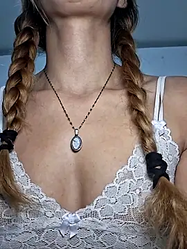Snapshot of Elianasuarezz chatting on June 10, 12:34 am Elianasuarezz online show from June 10, 12:34 am