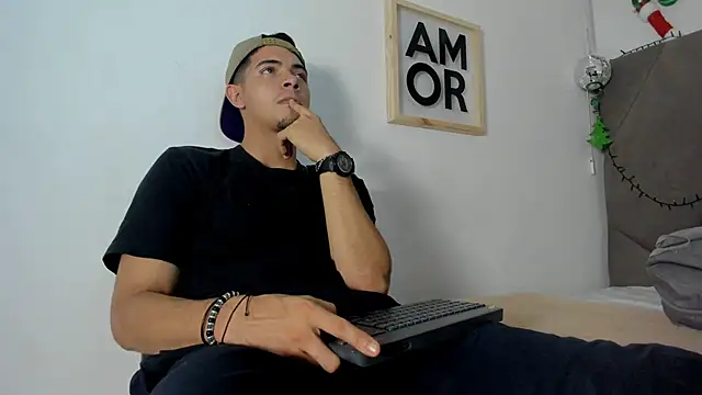 Snapshot of andrew_colleman chatting on November 22, 5:17 am andrew colleman online show from November 22, 5:17 am