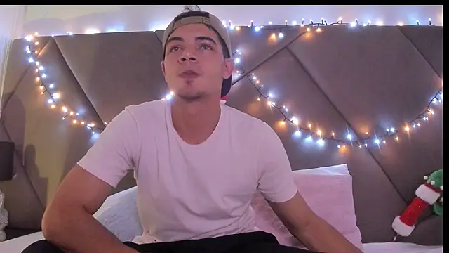 Snapshot of andrew_colleman chatting on November 13, 6:17 am andrew colleman online show from November 13, 6:17 am