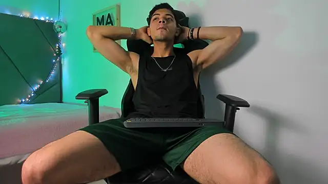 Snapshot of andrew_colleman chatting on December 16, 6:50 am andrew colleman online show from December 16, 6:50 am