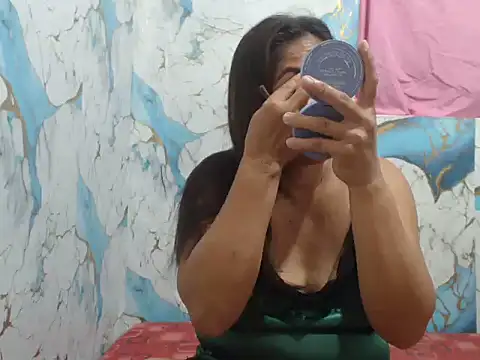 Snapshot of Juicy_69xx chatting on June 15, 12:38 pm Juicy 69xx online show from June 15, 12:38 pm