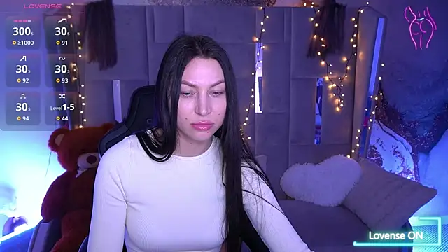 EliseVelour online show from March 28, 1:45 pm