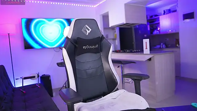 Snapshot of andrea_magic69 chatting on September 27, 5:02 am andrea magic69 online show from September 27, 5:02 am