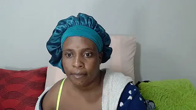 QueenRomaxx1 online show from October 18, 8:00 pm